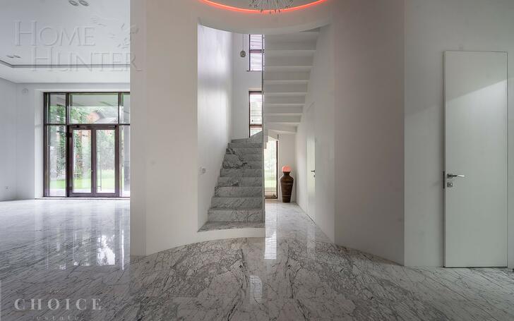 3-этажный коттедж 650 м² с отделкой