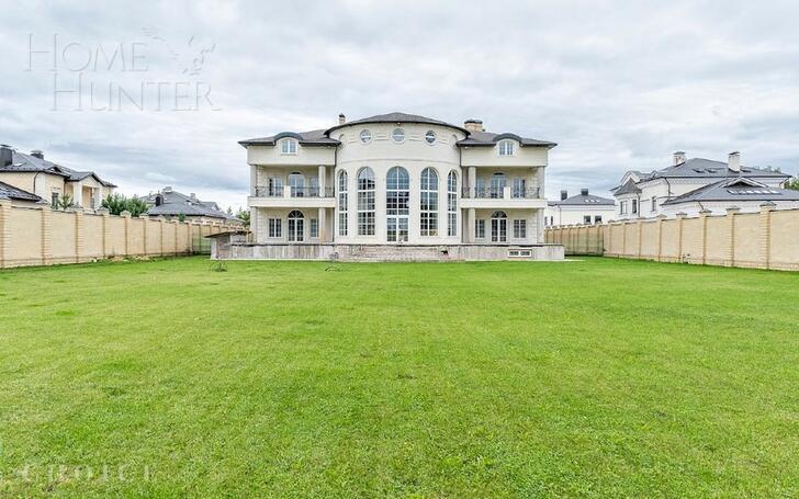 2-этажный коттедж 2 200 м² без отделки