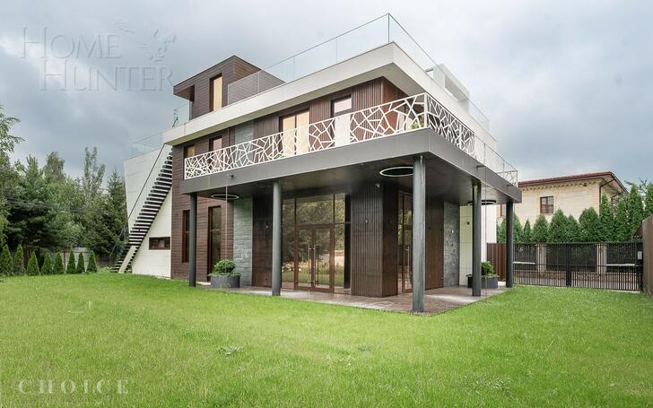 3-этажный коттедж 650 м² с отделкой