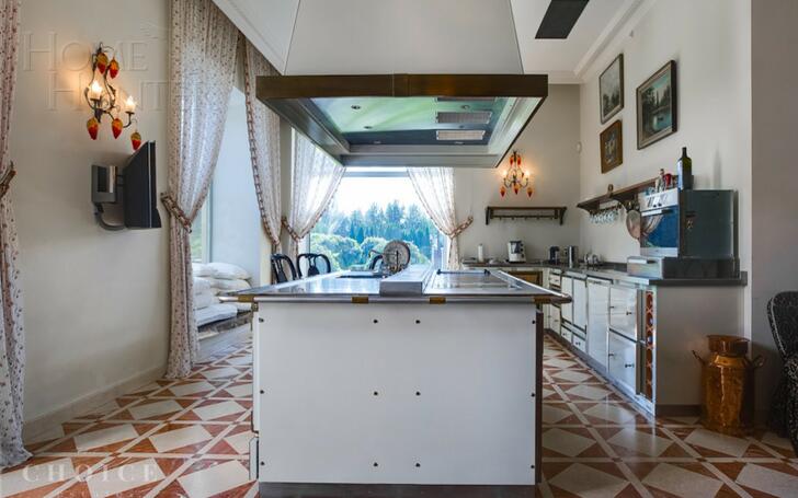2-этажный коттедж 2 100 м² с отделкой