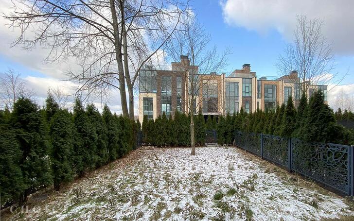 3-этажный таунхаус 320 м² без отделки