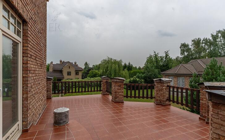 3-этажный коттедж 2 200 м² без отделки