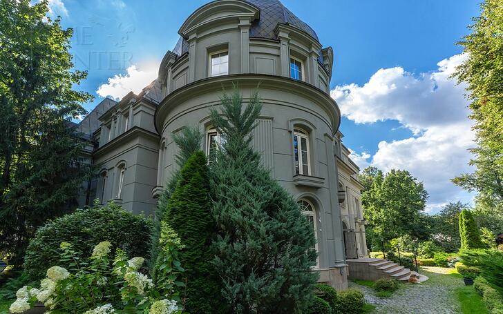 3-этажный коттедж 1 292 м² с отделкой