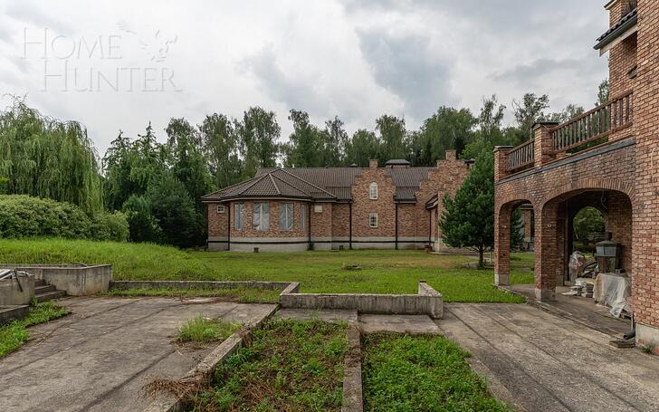 3-этажный коттедж 2 200 м² без отделки