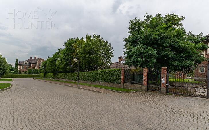 3-этажный коттедж 2 200 м² без отделки