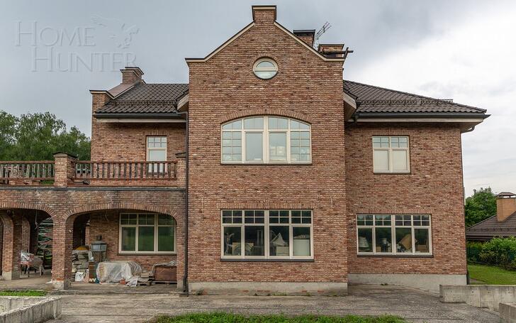3-этажный коттедж 2 200 м² без отделки