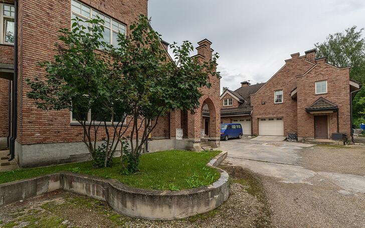 3-этажный коттедж 2 200 м² без отделки