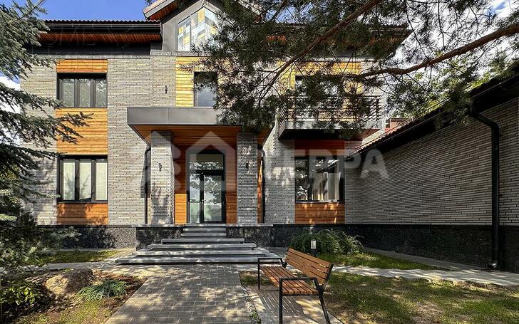2-этажный коттедж 600 м² с отделкой