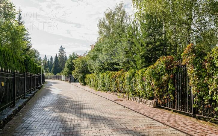 2-этажный коттедж 1 100 м² без отделки