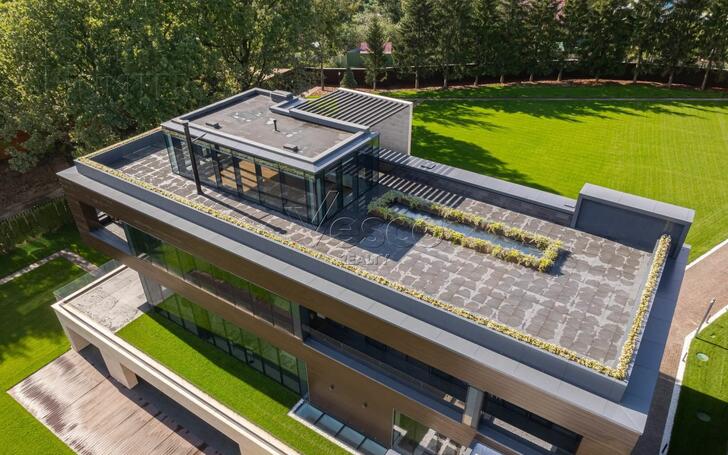 3-этажный коттедж 2 150 м² с отделкой