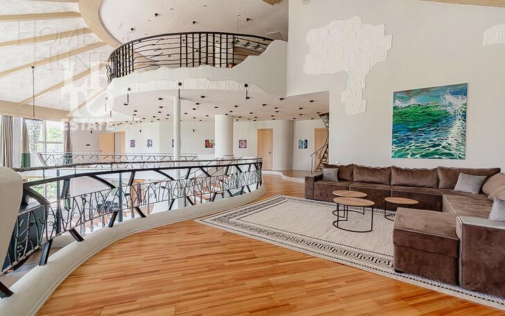 3-этажный коттедж 1 241 м² с отделкой