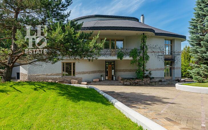 3-этажный коттедж 1 241 м² с отделкой