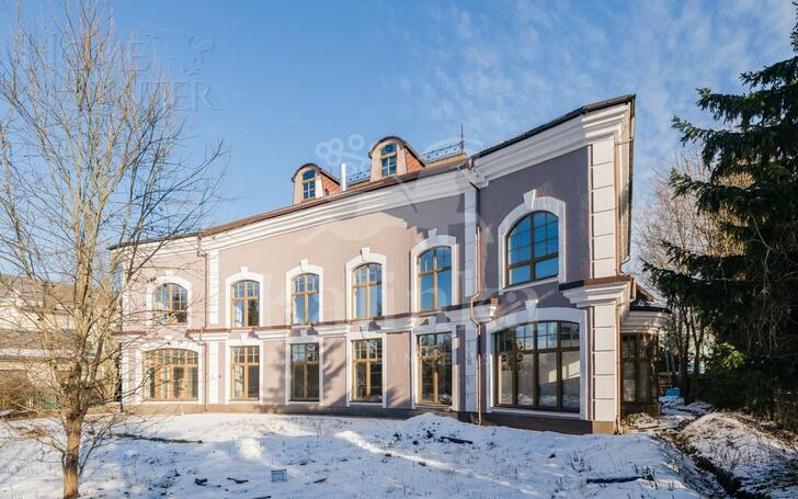 2-этажный коттедж 1 000 м² с отделкой