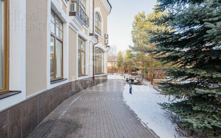 2-этажный коттедж 1 000 м² с отделкой