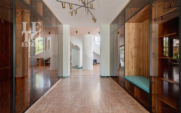 3-этажный коттедж 1 241 м² с отделкой
