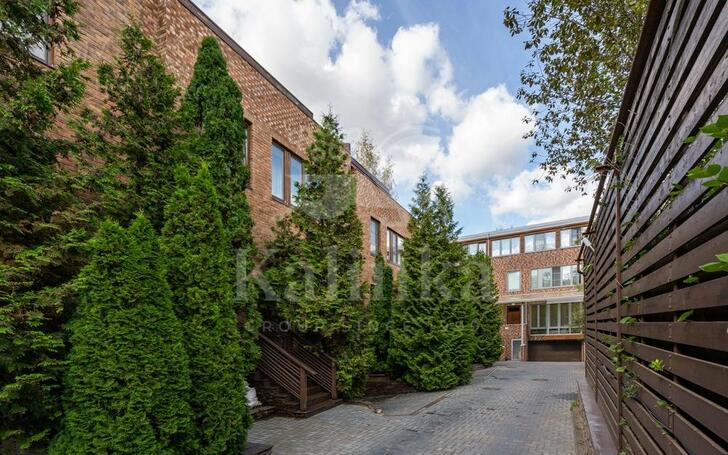 3-этажный таунхаус 320 м² с отделкой