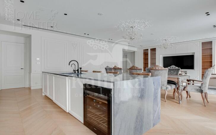 4-КОМН. КВАРТИРА С ОТДЕЛКОЙ 200.7 М² НА 4 ЭТАЖЕ