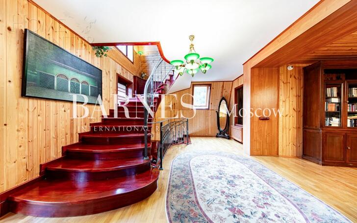 3-этажный коттедж 650 м² с отделкой