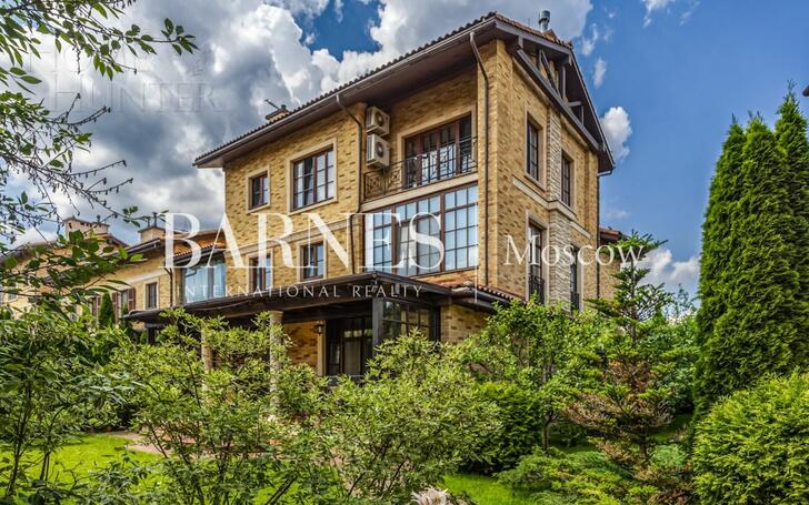 3-этажный таунхаус 700 м² с отделкой
