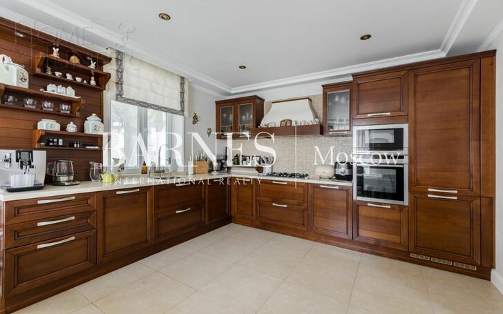 3-этажный коттедж 550 м² с отделкой