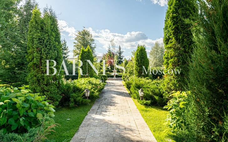 2-этажный коттедж 2 400 м² с отделкой