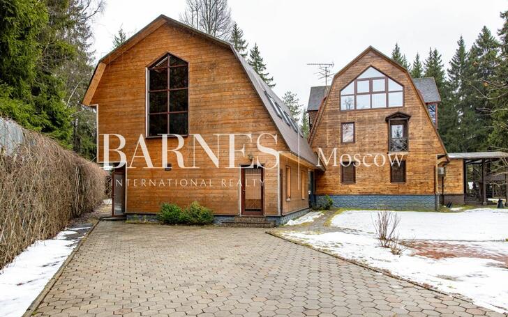 3-этажный коттедж 650 м² с отделкой