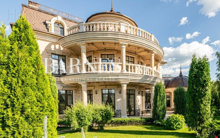 2-этажный коттедж 2 400 м² с отделкой