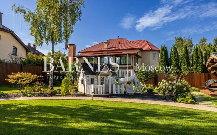 3-этажный коттедж 550 м² с отделкой