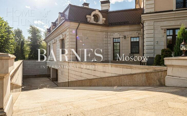 2-этажный коттедж 2 400 м² с отделкой