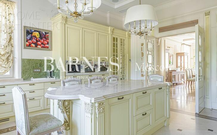 2-этажный коттедж 2 400 м² с отделкой