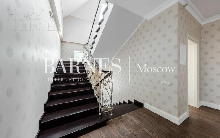 3-этажный коттедж 550 м² с отделкой
