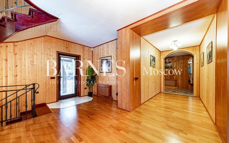 3-этажный коттедж 650 м² с отделкой