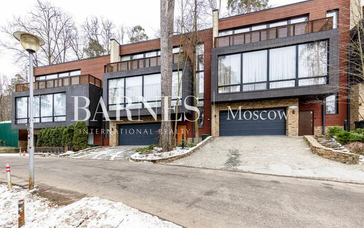 3-этажный таунхаус 430 м² с отделкой
