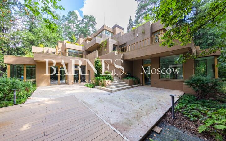 2-этажный коттедж 1 330 м² с отделкой