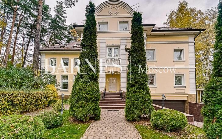 3-этажный коттедж 740 м² с отделкой