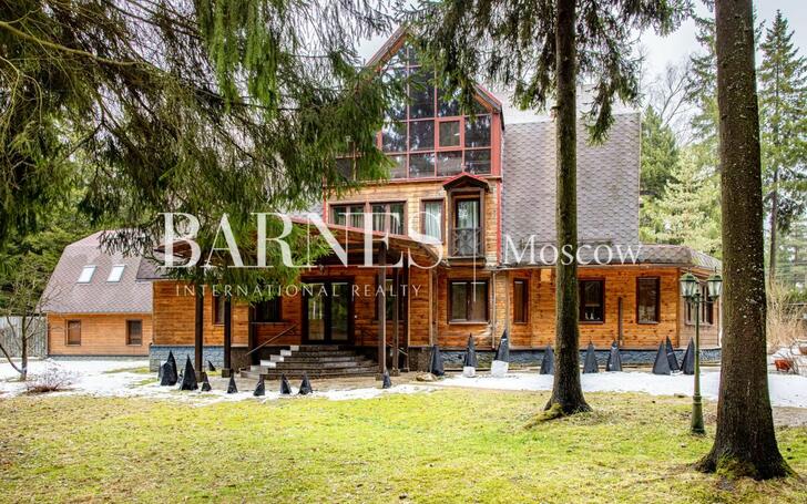 3-этажный коттедж 650 м² с отделкой