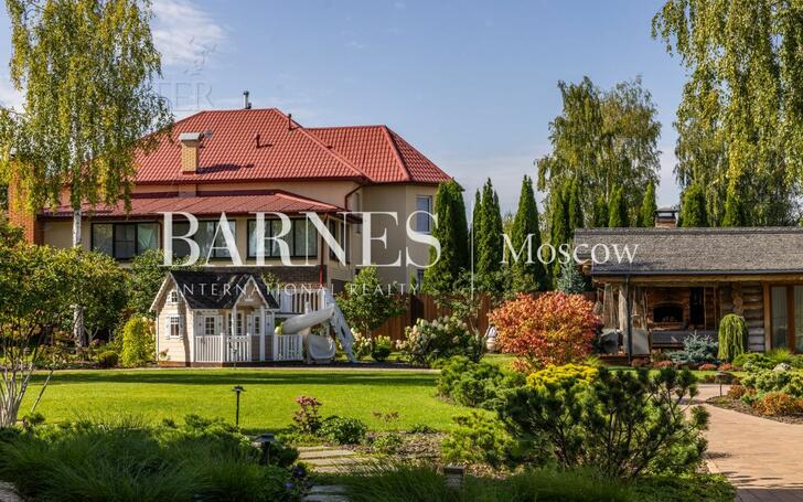 3-этажный коттедж 550 м² с отделкой