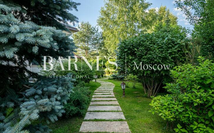 2-этажный коттедж 2 400 м² с отделкой