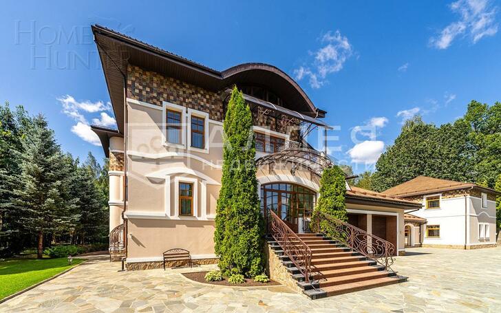 2-этажный коттедж 1 350 м² с отделкой