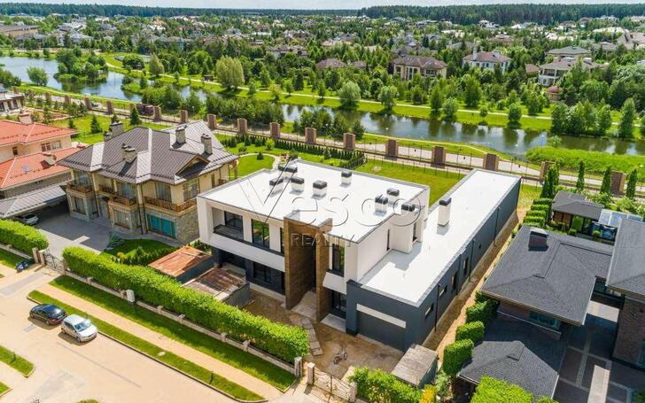 2-этажный коттедж 1 200 м² без отделки