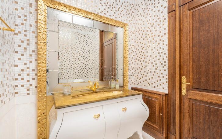 4-этажный коттедж 3 050 м² с отделкой