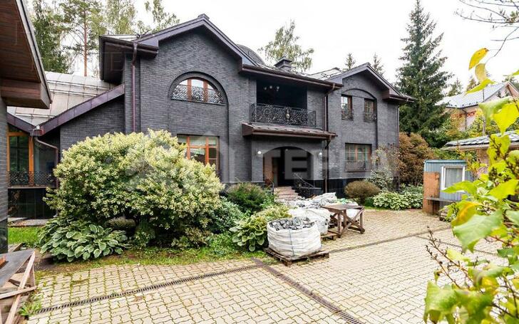 3-этажный коттедж 700 м² без отделки