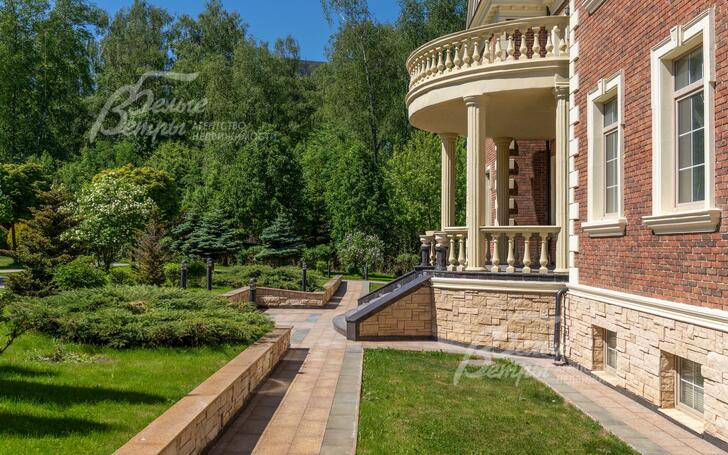 2-этажный коттедж 1 580 м² без отделки