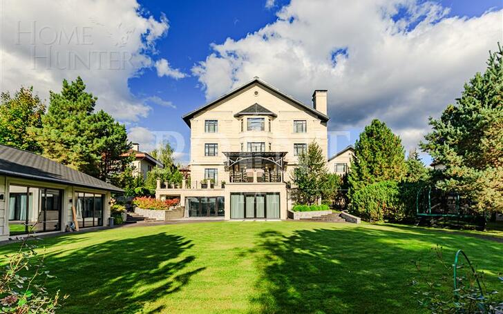 3-этажный коттедж 1 100 м² с отделкой