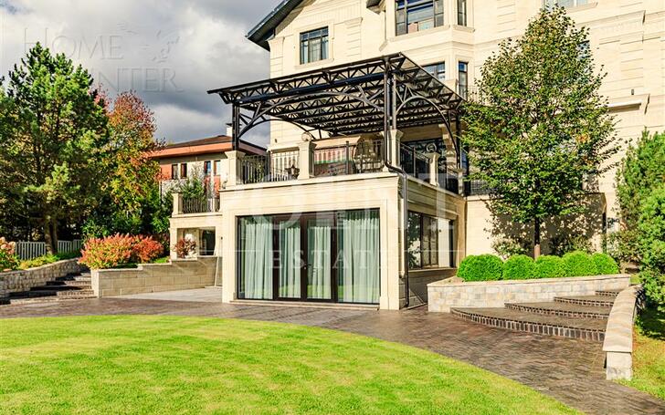3-этажный коттедж 1 100 м² с отделкой