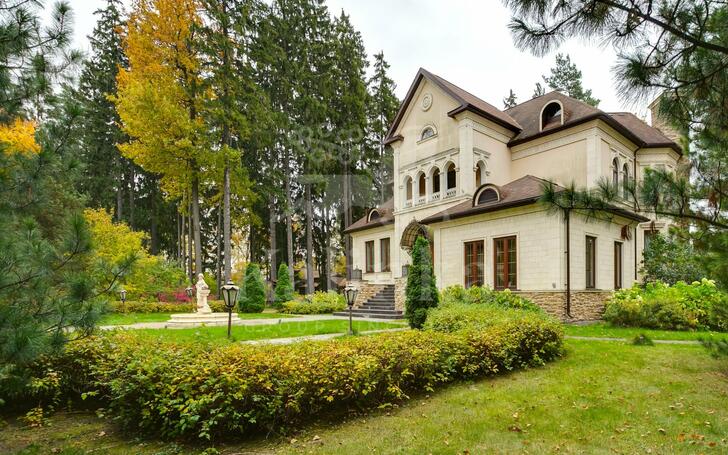 2-этажный коттедж 890 м² с отделкой