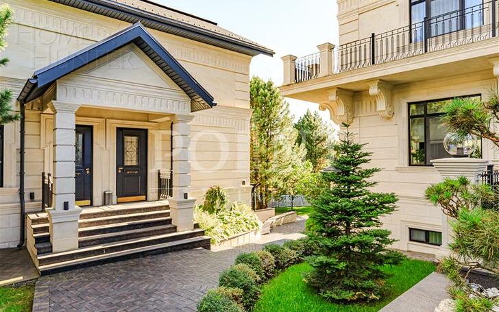 3-этажный коттедж 1 100 м² с отделкой