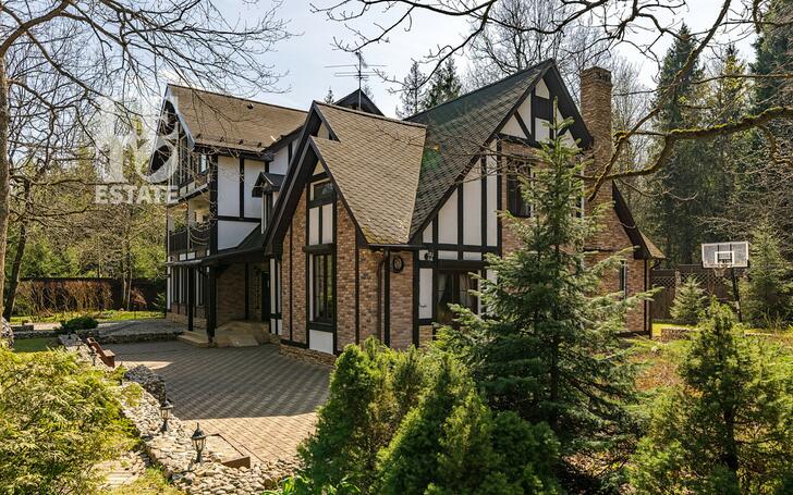 3-этажный коттедж 550 м² с отделкой
