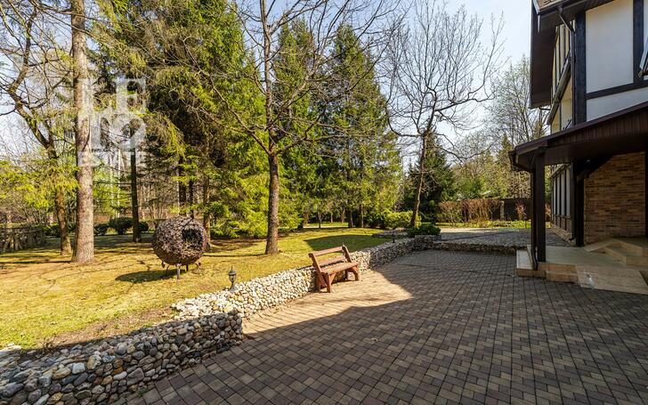 3-этажный коттедж 550 м² с отделкой