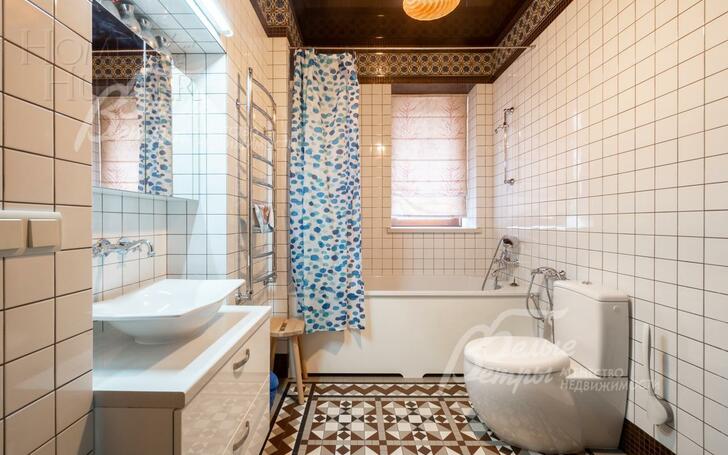 3-этажный коттедж 720 м² с отделкой